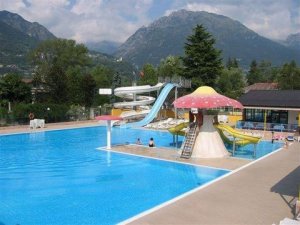 zwembad met diverse glijbanen